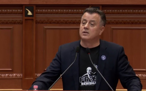 Detaji pikant nga Parlamenti, Noka mesazh me bluzën e personalizuar: Free Berisha…