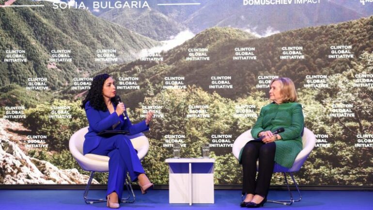 Presidentja Osmani bashkëbisedim me ish-sekretaren amerikane Hillary Klinton: Gra të fuqizuara