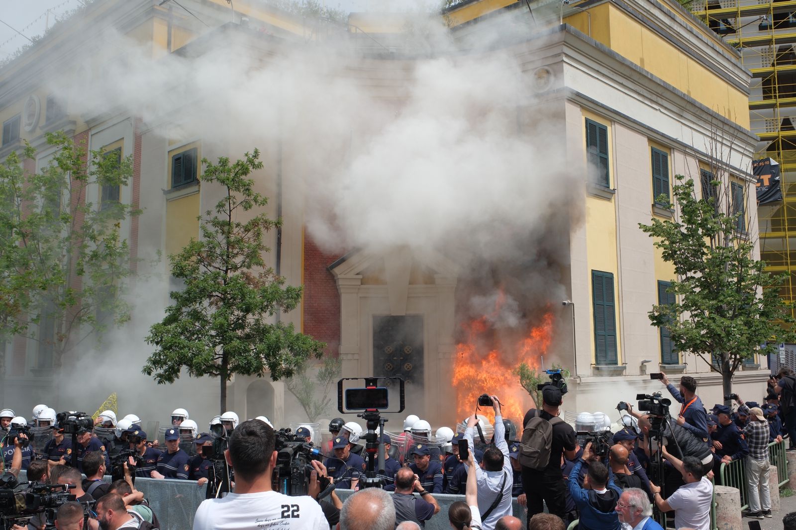 Dy orë “luftë” me molotov para Bashkisë, mbyllet protesta e qytetarëve. Ja kur do jetë e radhës