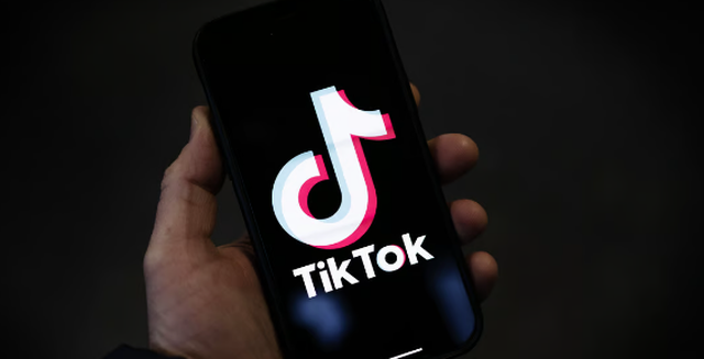 TikTok dallon përmbajtjen e krijuar nga Inteligjenca Artificiale