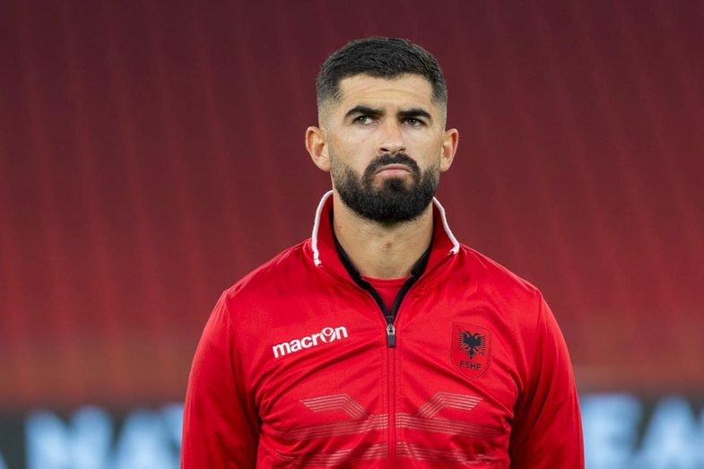 Elseid Hysaj shmang gazetarët kur zbret në Rinas: Do iki se kam pushime