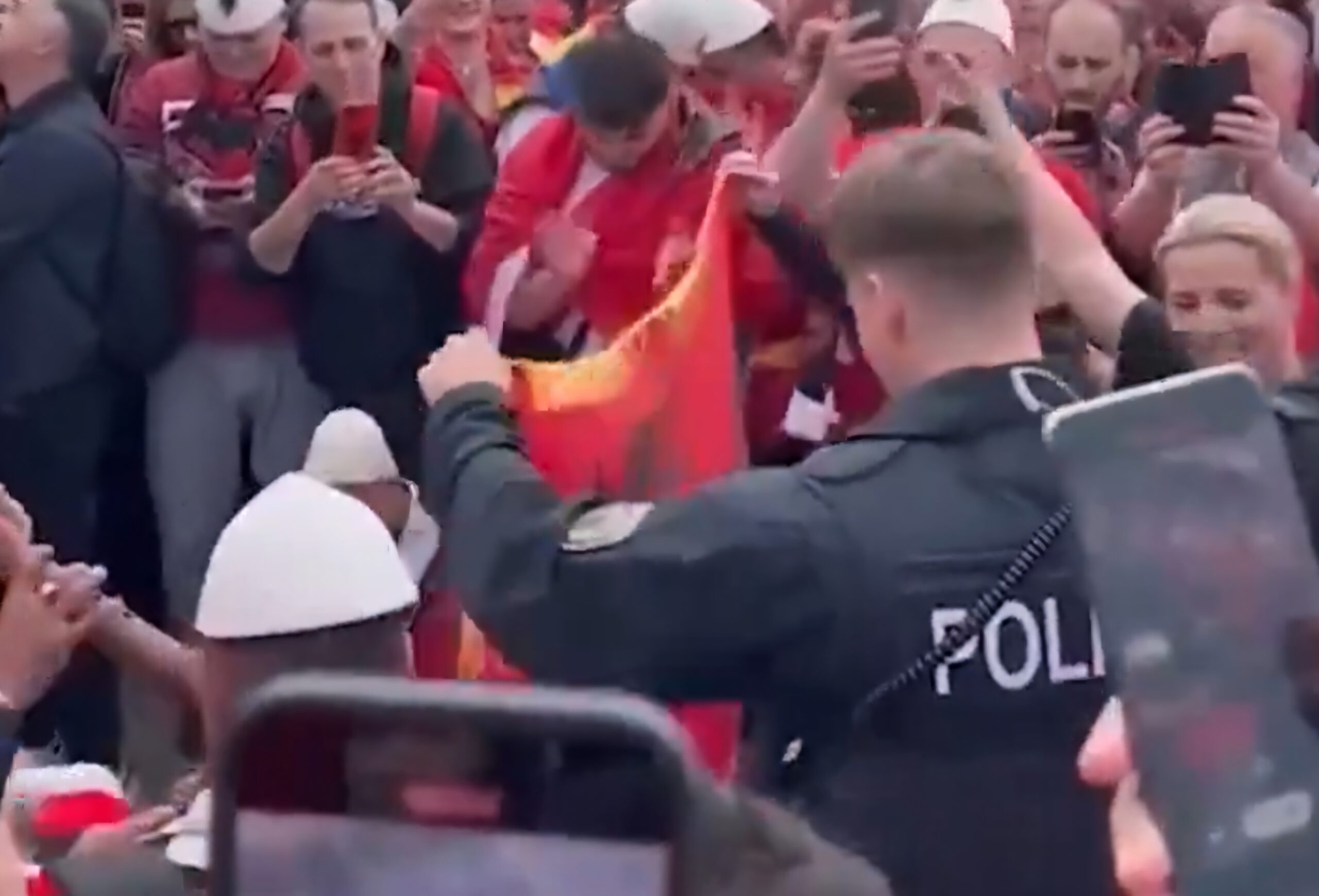 VIDEO virale/ Momenti kur policët gjermanë kërcejnë me tifozët shqiptarë dhe bëjnë shqiponjën