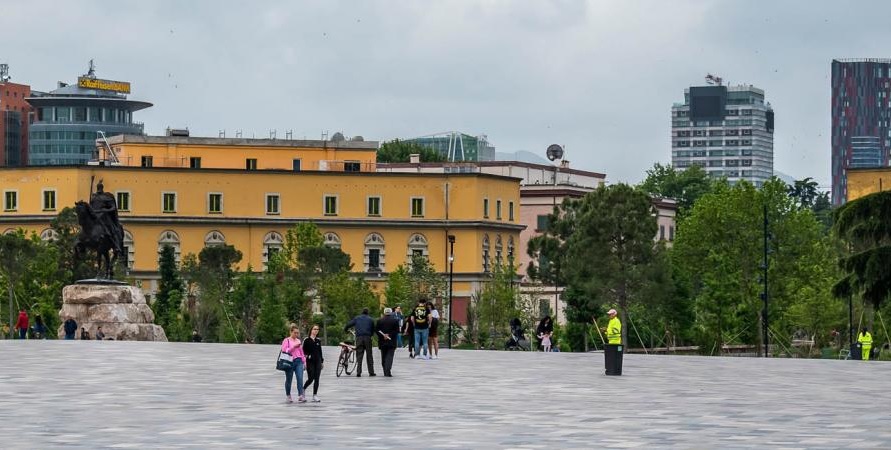 Shteti del “në shitje”, jep pronat e veta për zhvillim te privati, në këmbim do marrë zyra