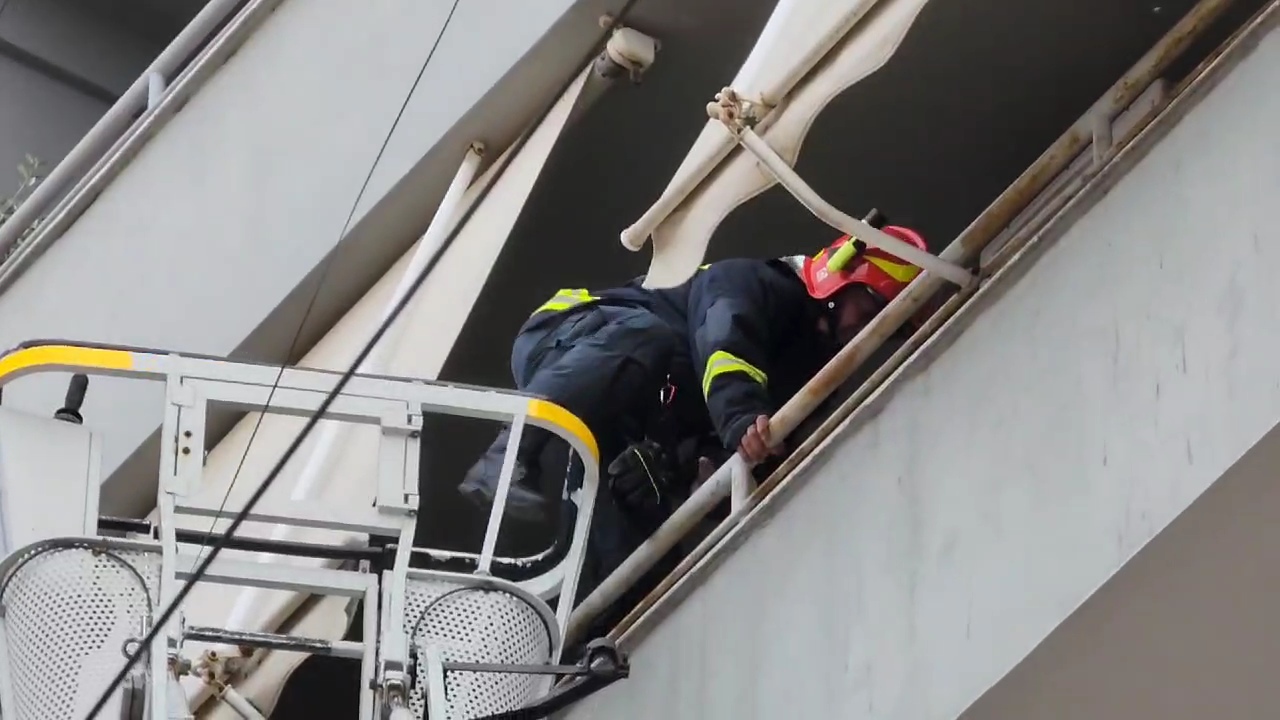 E moshuara bllokohet në shtëpi, momenti kur zjarrfikësit e shpëtojnë (VIDEO)