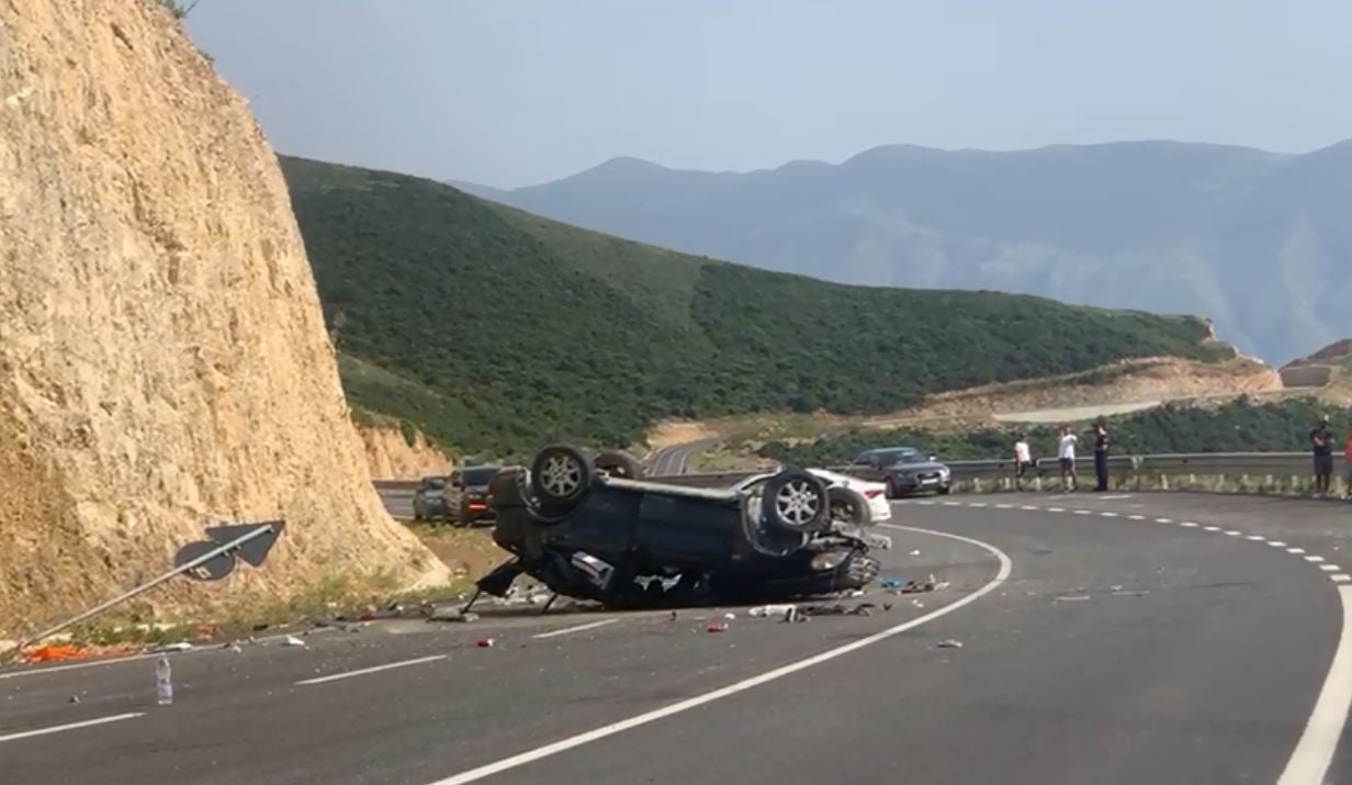 Makina del nga rruga në Levan-Tepelenë, plagosen 3 pasagjerët