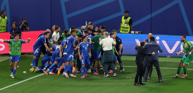 Italia barazon në minutë të fundit, skuadra e dytë që kalon fazën e grupeve