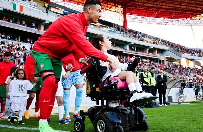Gjesti prekës i Ronaldos me tifozen në karrige me rrota në miqësoren mes Portugalisë e Irlandës