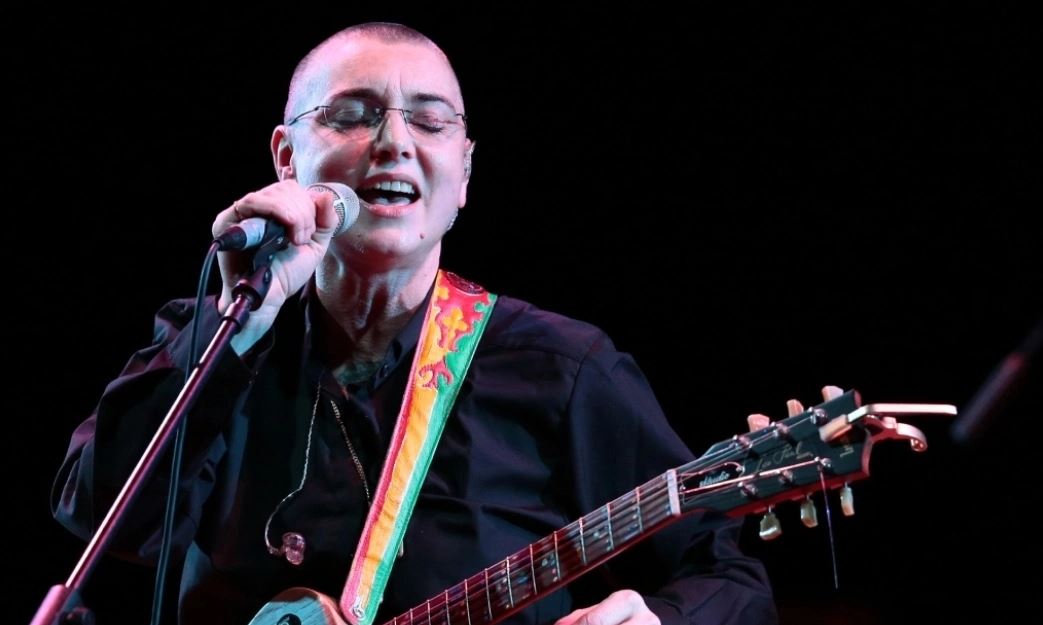 Sinead O’Connor u gjet e pajetë në banesën e saj, zbulohet shkaku i vdekjes së këngëtares
