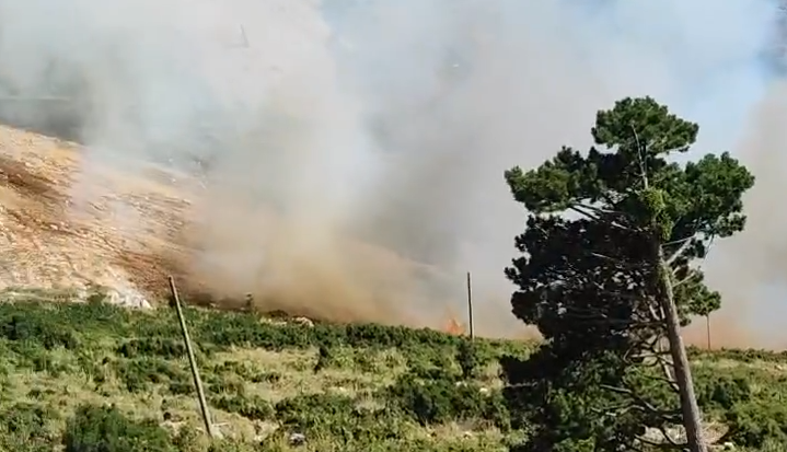 VIDEO/ Zjarr i madh në Dhërmi, në rrezik disa banesa
