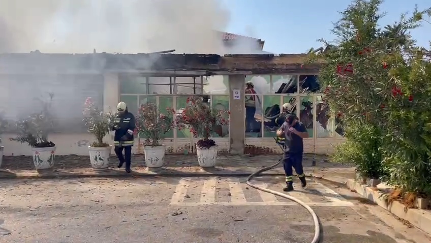 Zjarr i madh në Vlorë, digjen disa dyqane. Rrezikohen edhe banesa