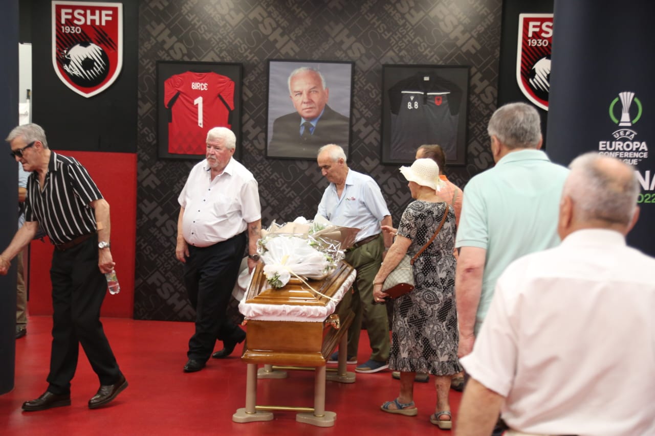 Ish-trajnerit Bejkush Birçe i jepet lamtumira e fundit dhe përcillet me nderime