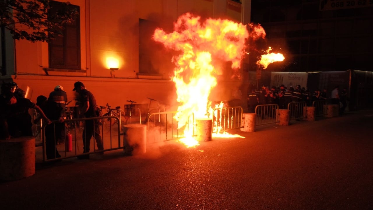 Protestuesit zhvendosen para Bashkisë së Tiranës, përplasen me policinë dhe hedhin molotovë