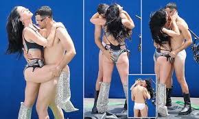 VIDEO/ Momente intime dhe virale, Katy Perry puthje pasionante me modelin gjatë xhirimeve të klipit