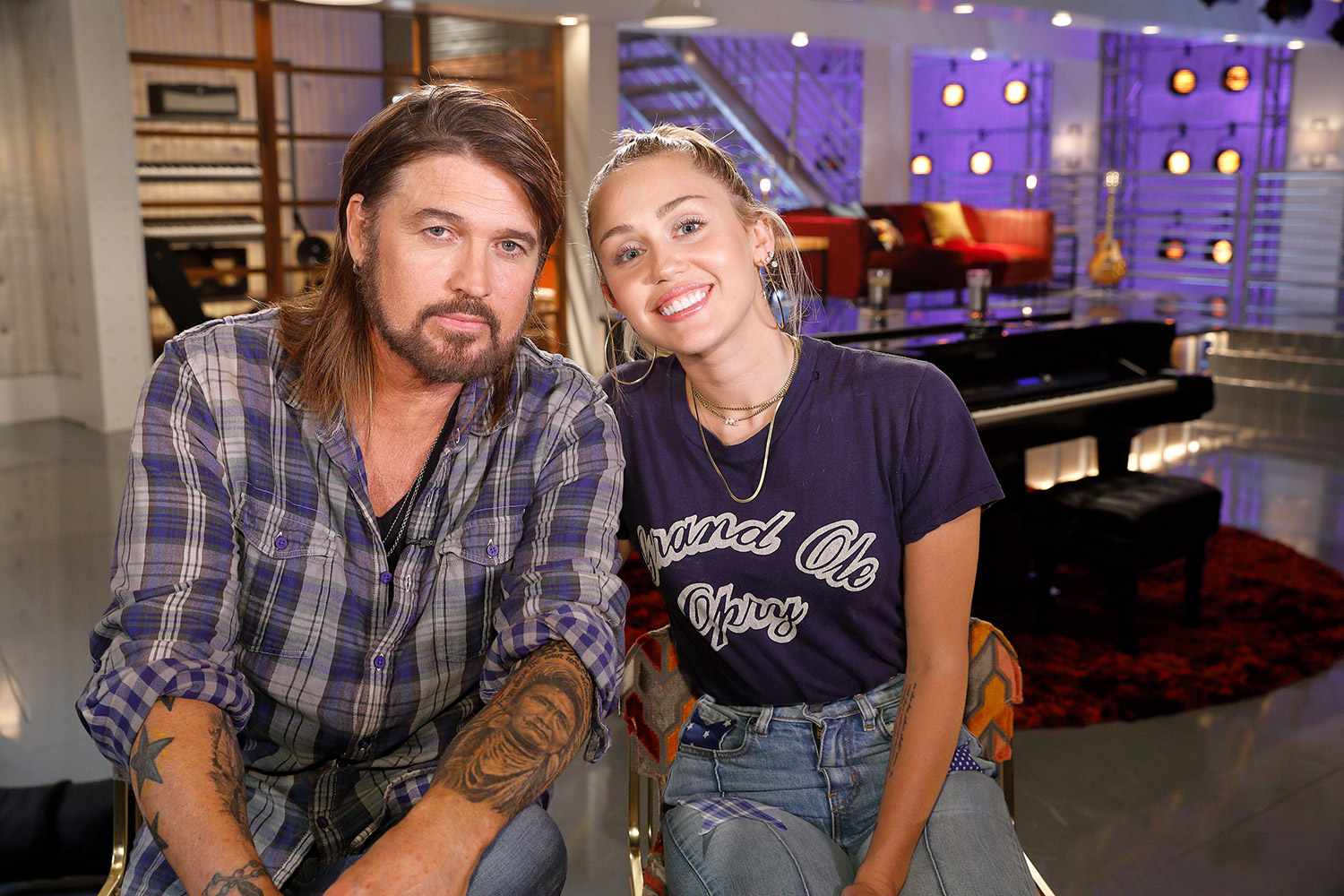 Këngëtarja Miley Cyrus i “heq vizën” të atit, shkak u bë një audio skandaloze