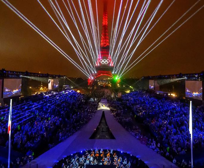 FOTO/ Spektakël dritash e ngjyrash në Paris, çfarë ndodhi në ceremoninë hapëse të Lojërave Olimpike