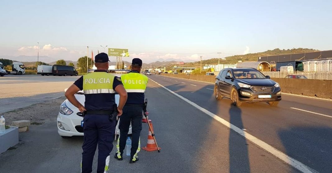 Hetimet zbulojnë shkeljet e policëve në Elbasan. Si i favorizonin drejtuesit e mjeteve