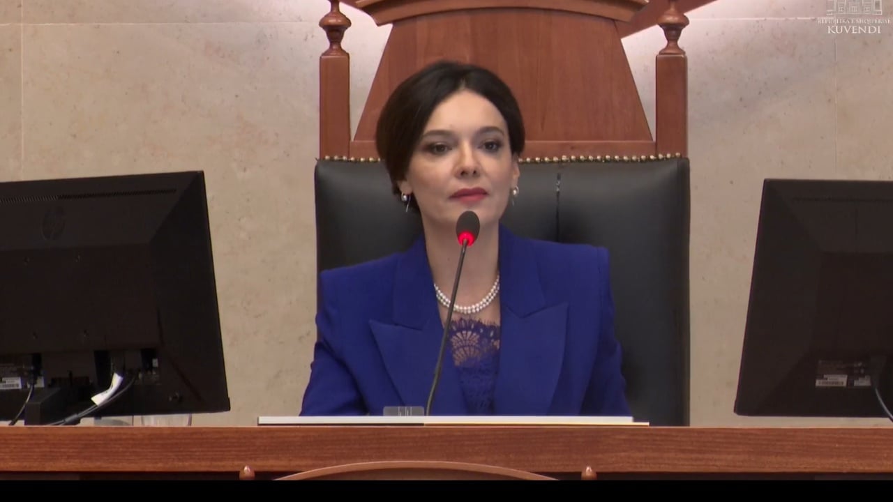 Elisa Spiropali i zë vendin Nikollës, votohet si kryetare Kuvendi: Ju që debatoni ashpër…