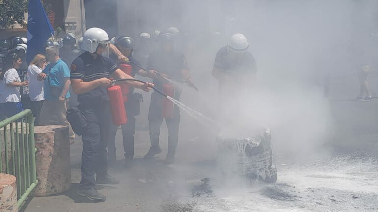 Revoltë e zjarr gomash, mbyllet pas një ore protesta te Bashkia. Këlliçi akuzon Dumanin: Mburojë…