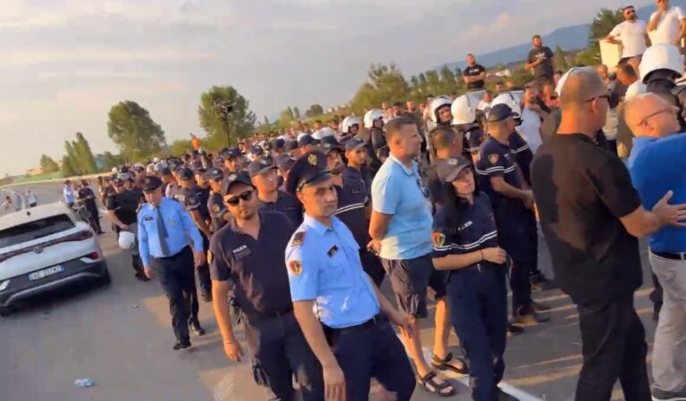 Protesta në Thumanë-Kashar/ Banorët kallëzojnë në SPAK Belinda Ballukun