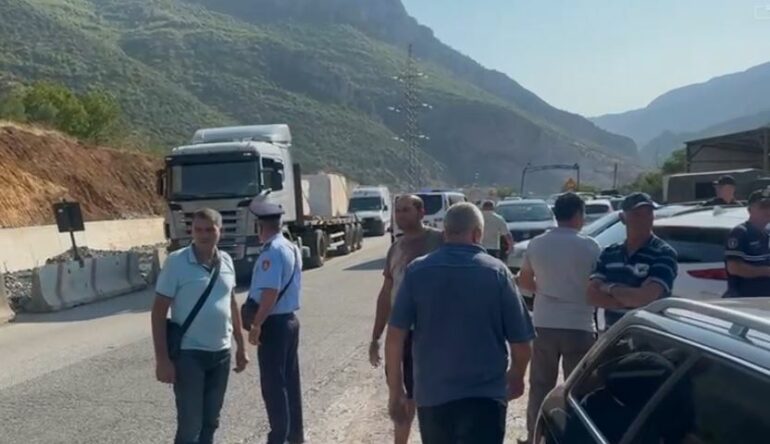 Protesta dhe bllokimi i rrugës kombëtare Librazhd-Elbasan, Policia shoqëron 5 persona