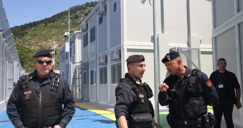 “Mos flirtoni me shqiptaret! Kujdes në kafene”, rregullat për policët italianë të kampit në Lezhë