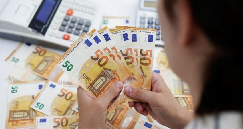 Euro e mbyll shtatorin në nivelin më të ulët në histori. Këmbehet me 98.77 lekë