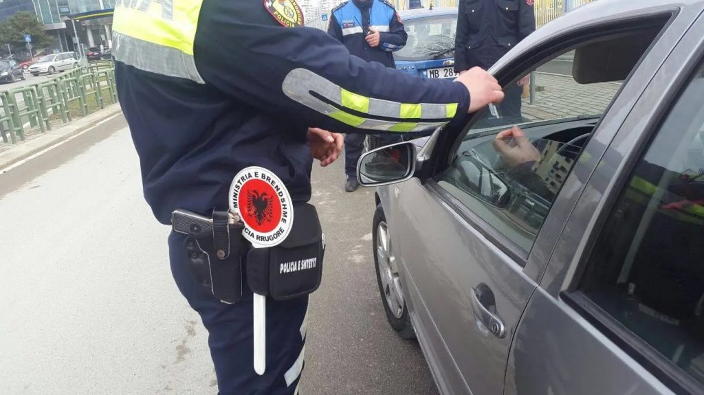 Morën miliona para gjobash/ Fundosen 22 policë në Kukës, pikasnin makinat me targa të huaja