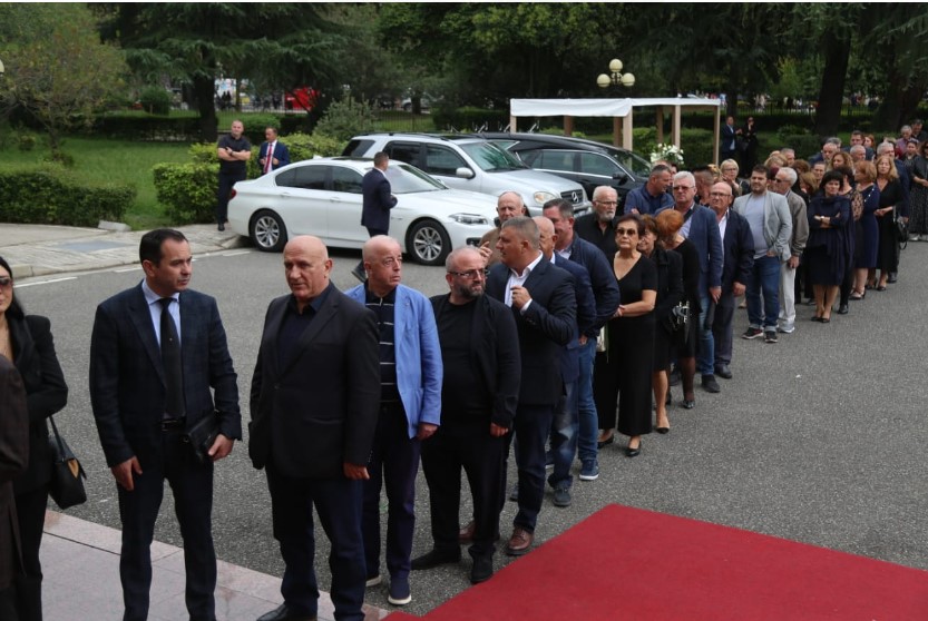 Skandal/ Veliaj s’lë rehat as të vdekurit. Gjobë për makinat në homazhet e Gert Bogdanit