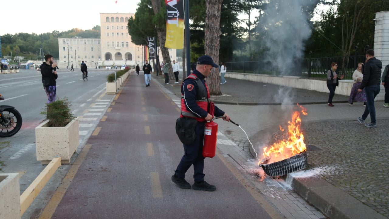 VIDEO/ Nis grumbullimi i protestuesve, flakë para Presidencës