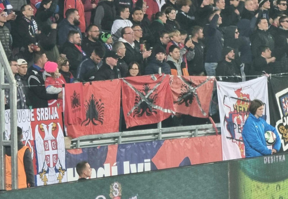 Skandal në stadiumin e Pragës, përdhosen simbolet tona kombëtare