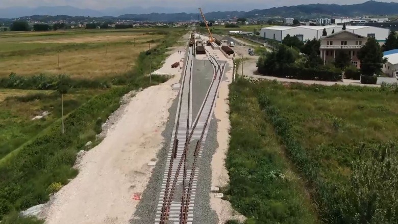 Video/Shinat e shtrembërta të hekurudhës së re Tiranë-Durrës, qeveria blen makinerinë “korrigjuese”