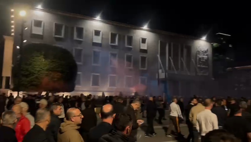 PAMJE/ Protestuesit zhvendosen drejt Bashkisë së Tiranës