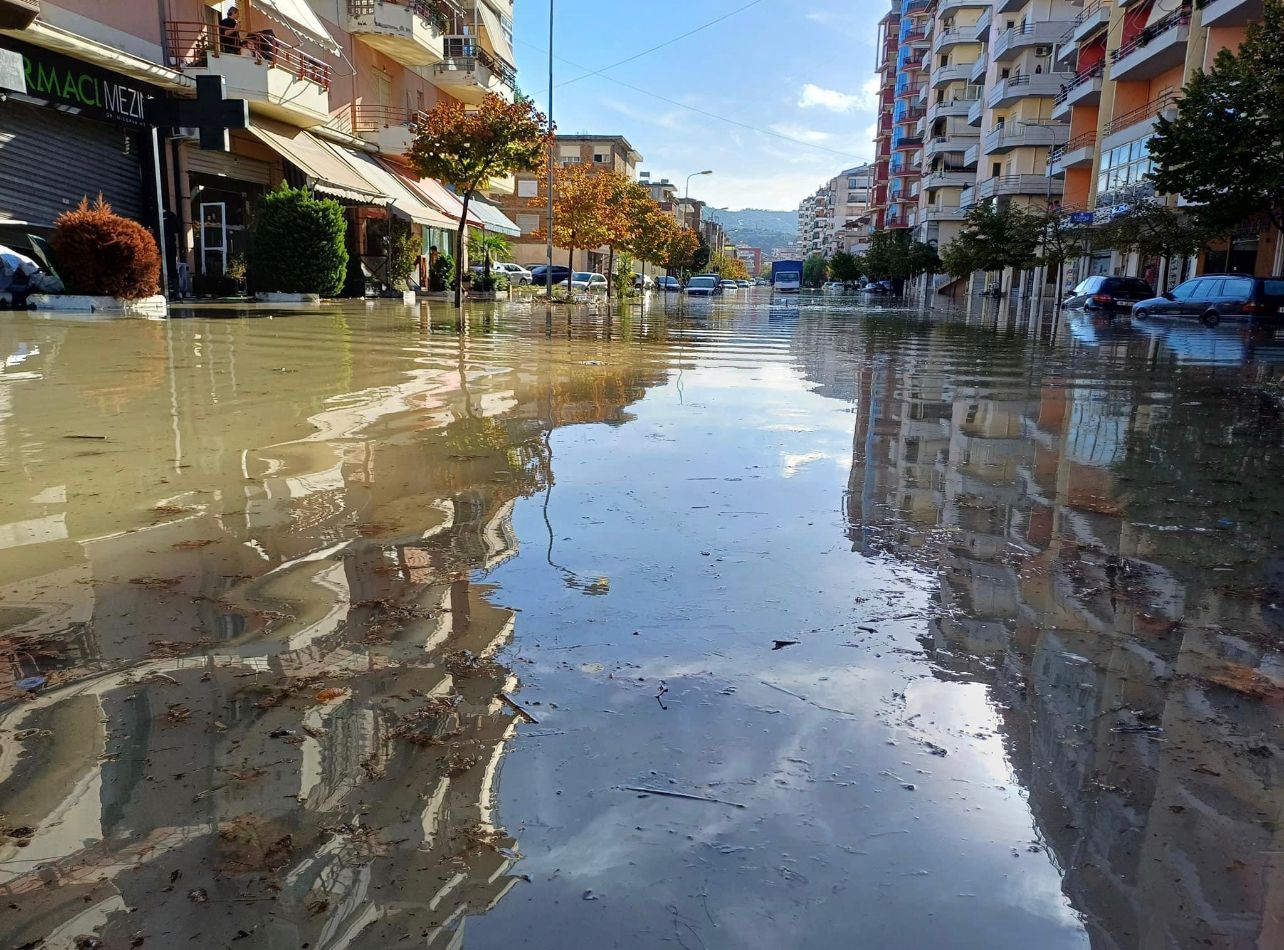 Një ditë pas përmbytjes/ Pamje të frikshme nga Vlora