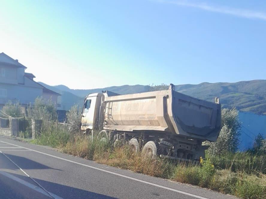 Kamionët përplasen “kokë më kokë” në aksin Cërrik-Gramsh, një nga shoferët ishte i dehur (EMRAT)