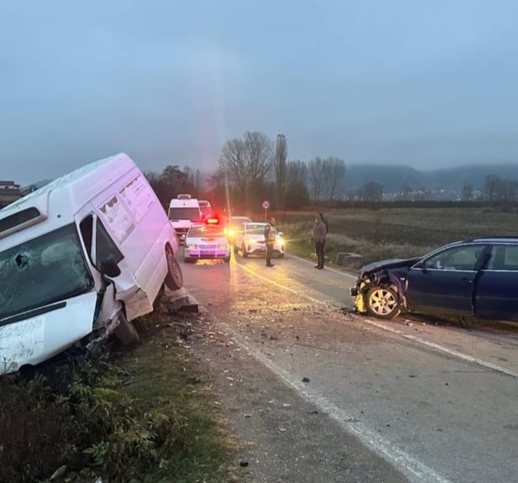 Aksidenti në Maliq/ Përkeqësohet gjendja e një prej të plagosurve, niset me urgjencë drejt Traumës