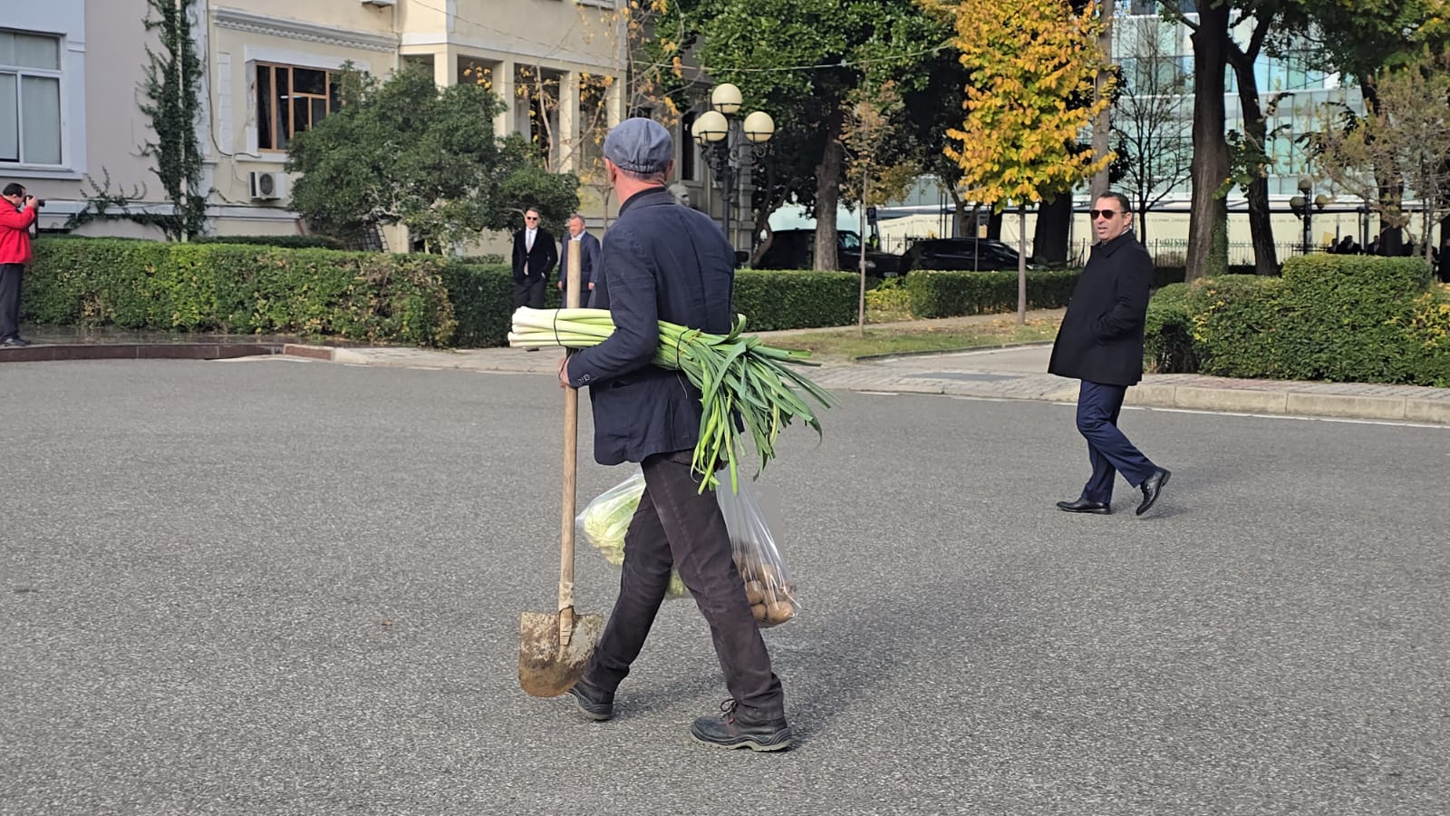 “Presh, lakra e patate”- Deputeti i PD-së me thasë perimesh në Parlament