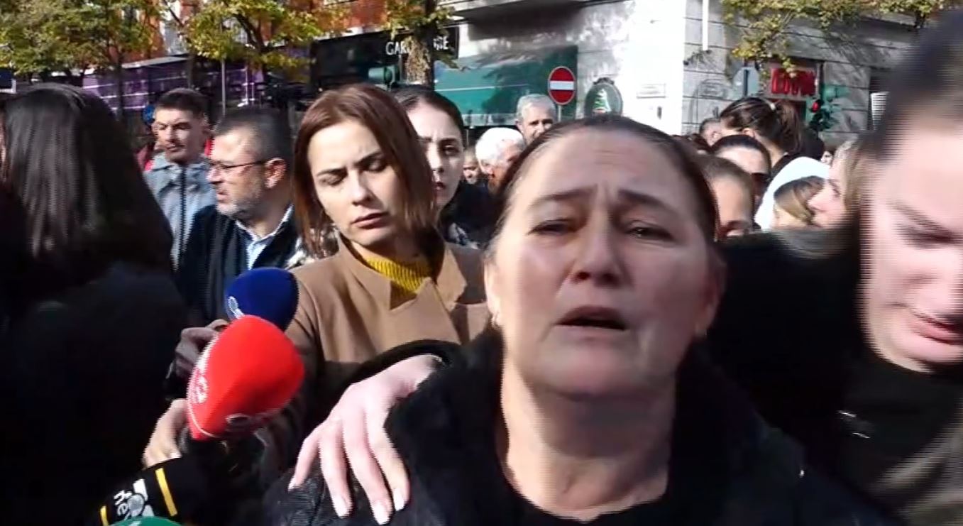 Tezja e Martin Canit humb ndjenjat në protestë: Duam drejtësi! S’e çuam në luftë të na e therin