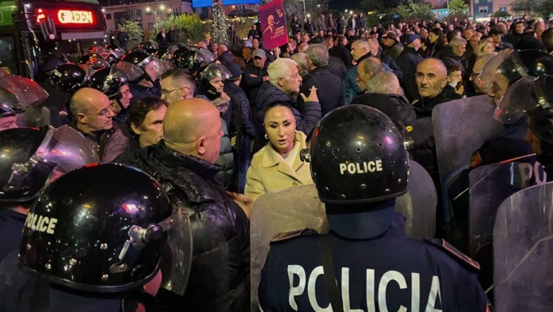 I ra të fikët në protestë/ Flet Gjekmarkaj: Më shtynë policët