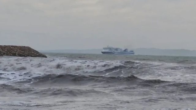 Reshjet mbulojnë Shqipërinë, ndalohen lundrimet. Autoritetet thirrje për gatishmëri