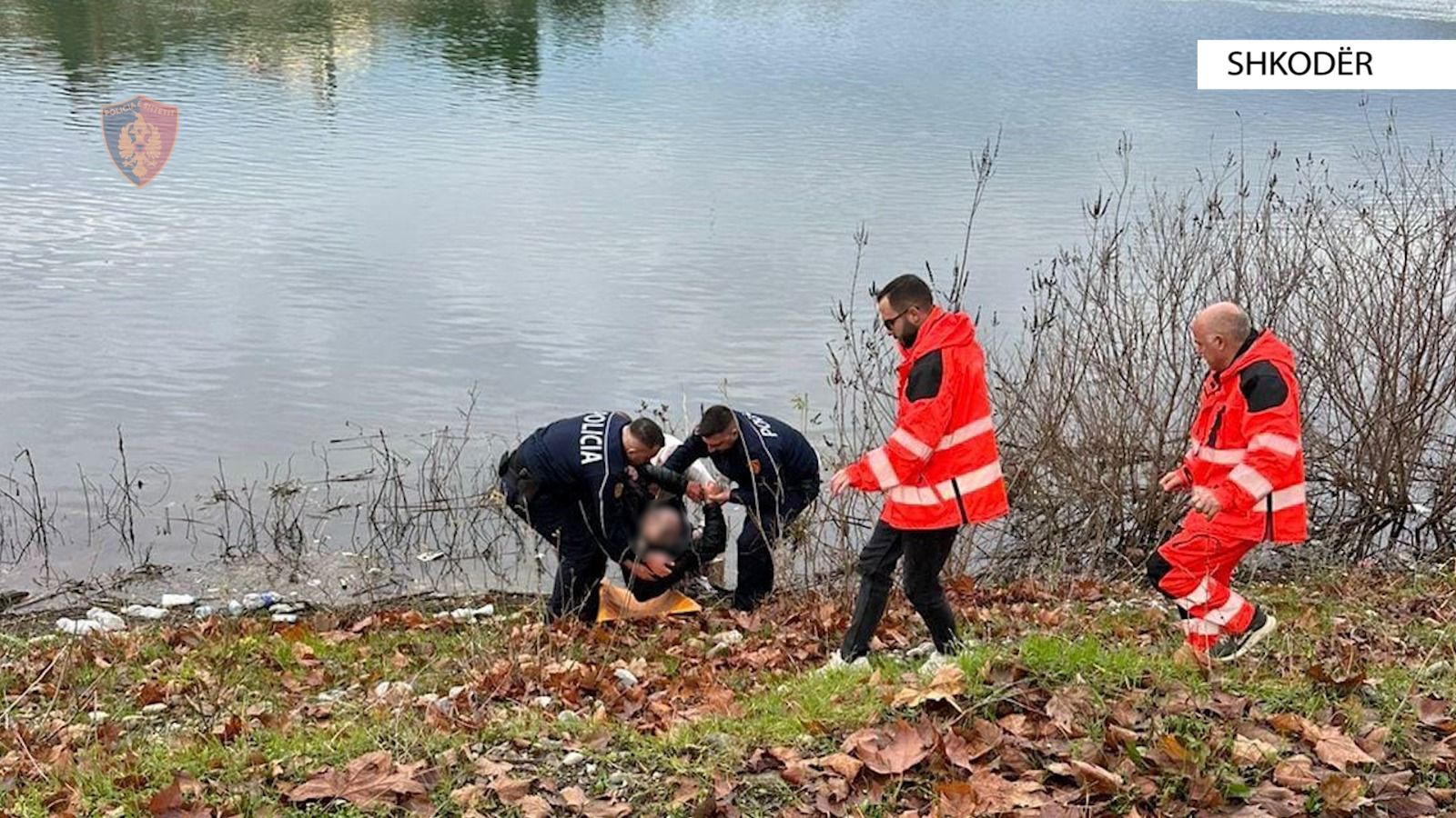 I moshuari hidhet nga ura e lumit Buna, policët e shpëtojnë nga mbytja