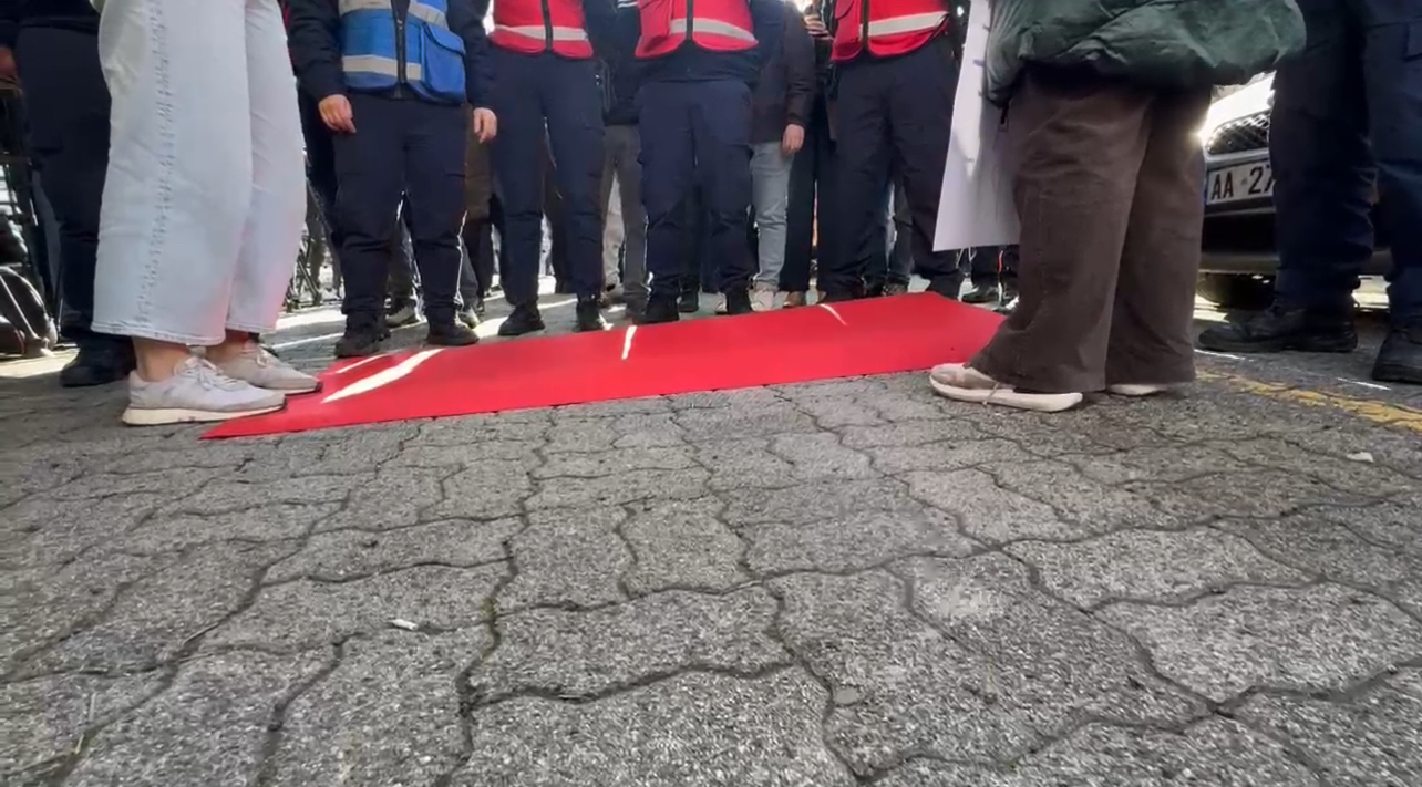 Veliaj në SPAK/ Protestuesit i shtrojnë tapetin e kuq