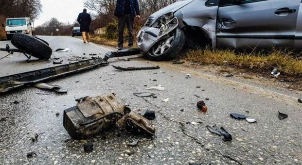 Dy aksidente brenda pak orësh në Kamëz dhe Tiranë, një 64-vjeçare humb jetën, plagosen 5 të tjerë