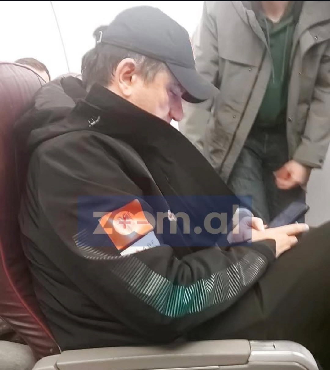 Me kapele në avion/ Veliaj kthehet në Tiranë pas kontrollit të SPAK në shtëpi (FOTO)