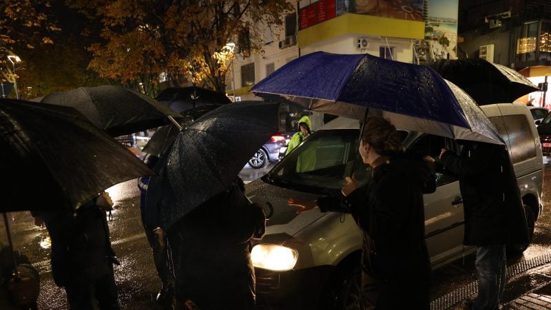 Kaos në Tiranë nga protesta e opozitës/ Policia thirrje për lirimin e rrugëve