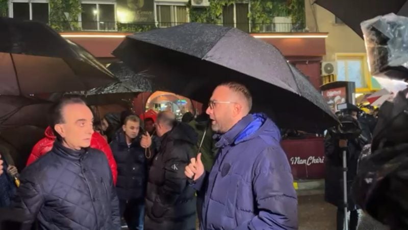 Tensione mes policisë dhe protestuesve, demokratët shtyjnë efektivët