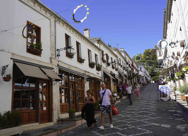 Bumi i turizmit nuk sjell bum në punësim apo në paga