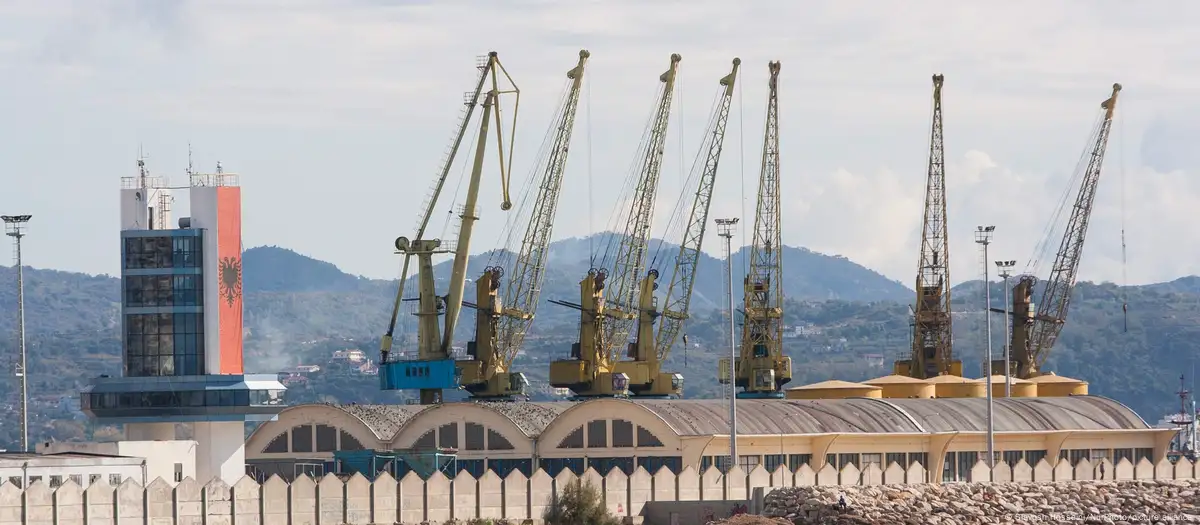 Kaos në Portin e Durrësit/ Qeveria i merr maltezëve menaxhimin e kontenierëve. Nis konflikti