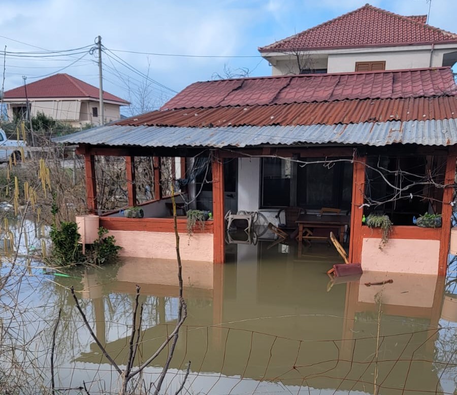 “Uji mori përpara gjithçka”: Kanalizimet problematike përmbytin qindra banesa në Durrës