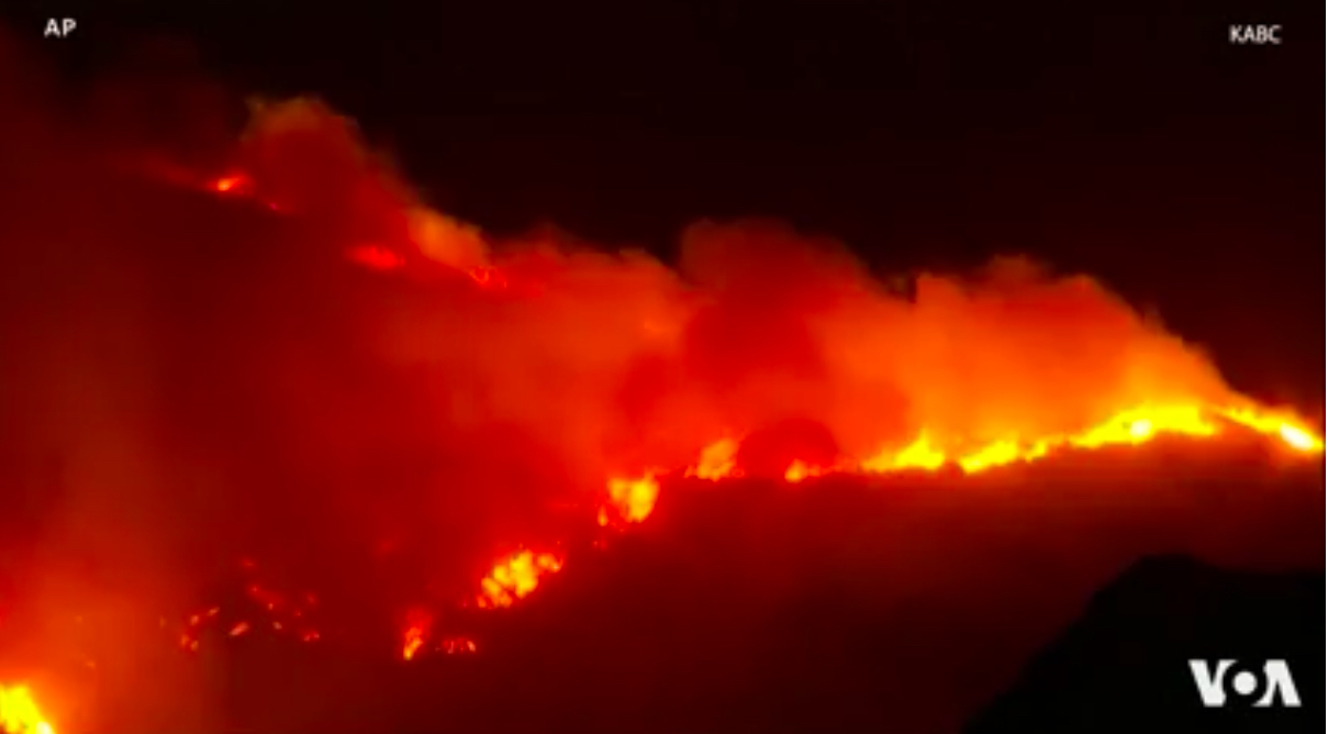 Zjarre masive në Los Anxhelos, flakët i afrohet lagjes së yjeve të Hollivudit