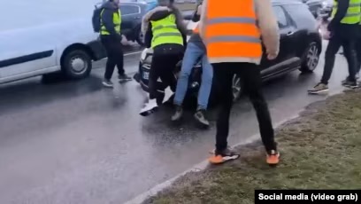 VIDEO/ Protestat në Serbi, shoferja “fluturon në ajër” studentët